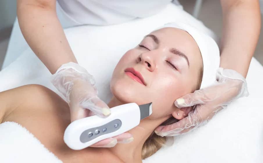 Jak używać peelingu kawitacyjnego, aby uniknąć podrażnień i uzyskać gładką skórę