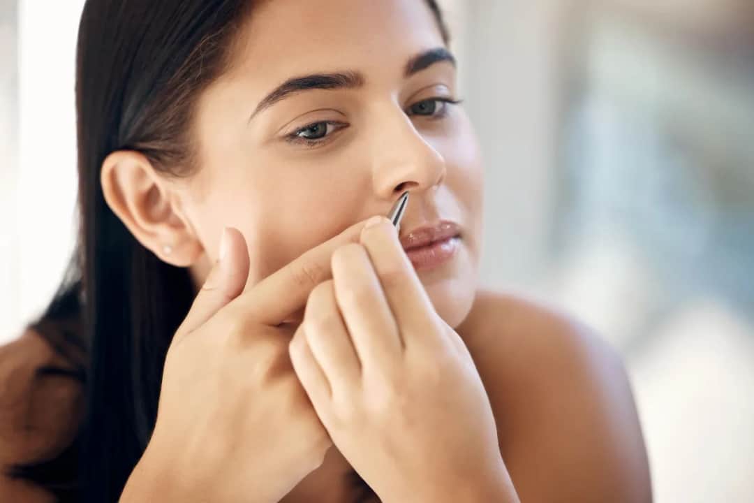 Jak wyrwać włosy z nosa bez bólu i ryzyka infekcji?