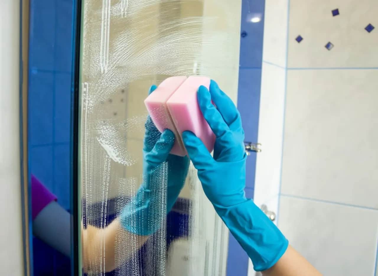 Jak umyć lustro pianką do golenia i uniknąć smug na szkle