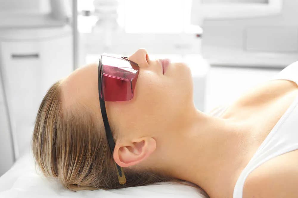 Czy depilować twarz? Sprawdź metody i ich wpływ na pewność siebie