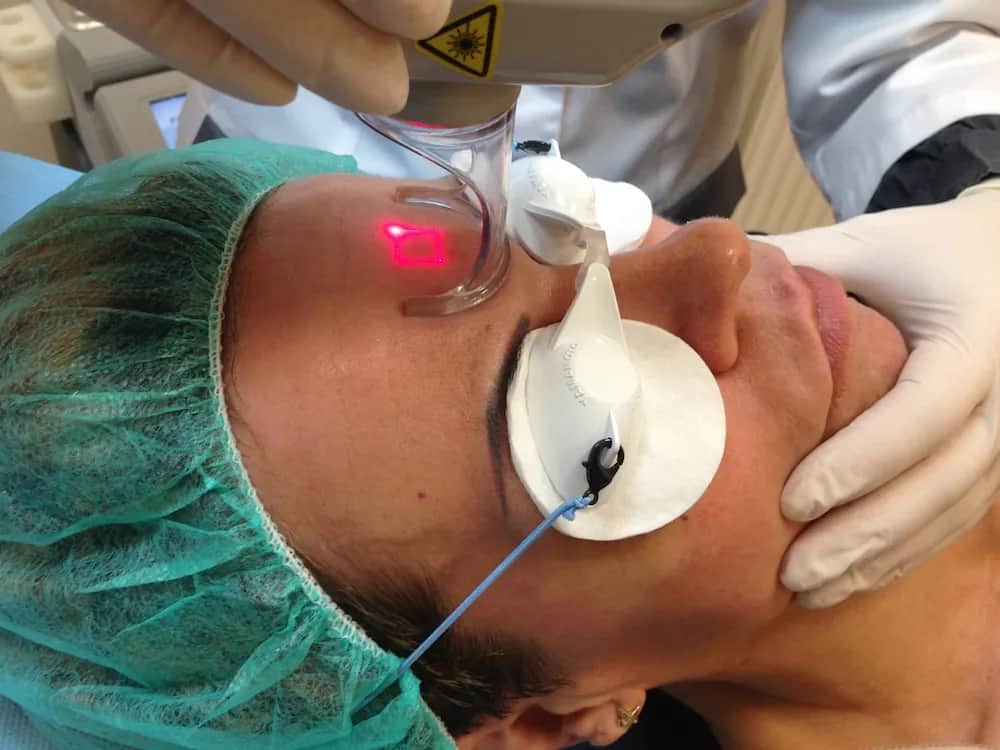 Jak przygotować się do zabiegu laserem frakcyjnym i uniknąć błędów