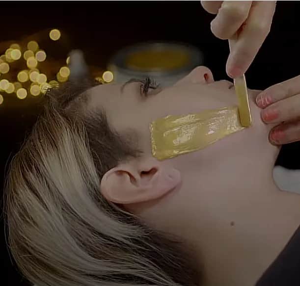 Jak depilować woskiem w domu: uniknij bólu i podrażnień