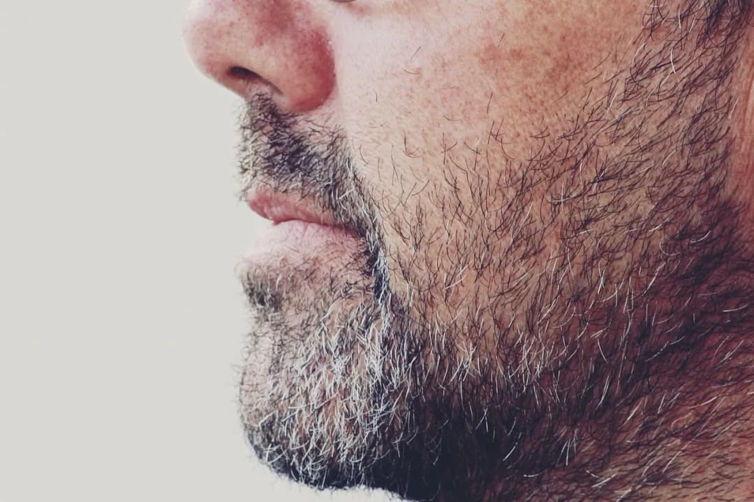 Jak mieć zarost: skuteczne sposoby na gęsty i zdrowy zarost