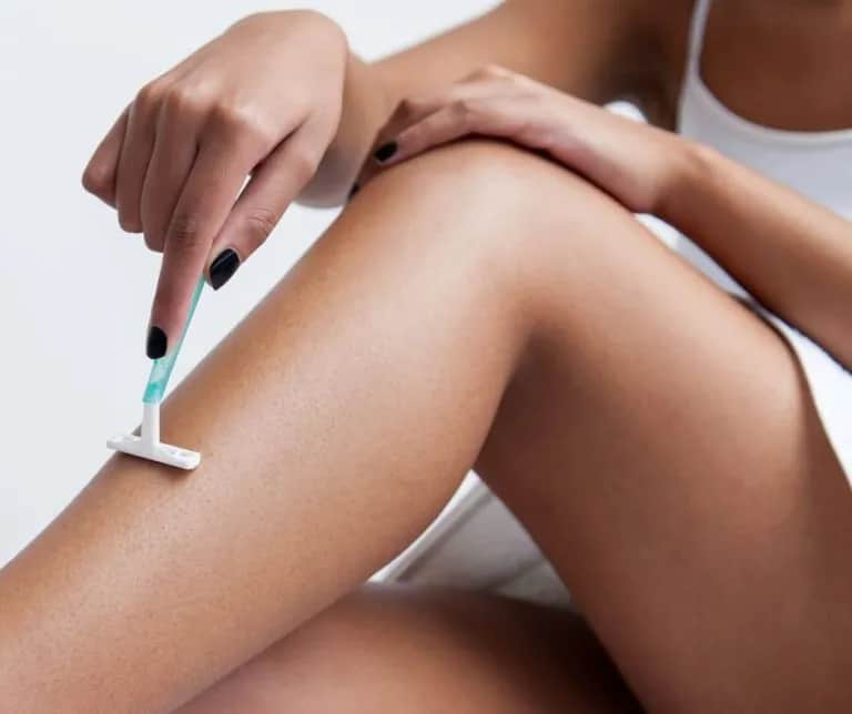 Skuteczne sposoby na podrażnienia po goleniu nóg – ulga i komfort