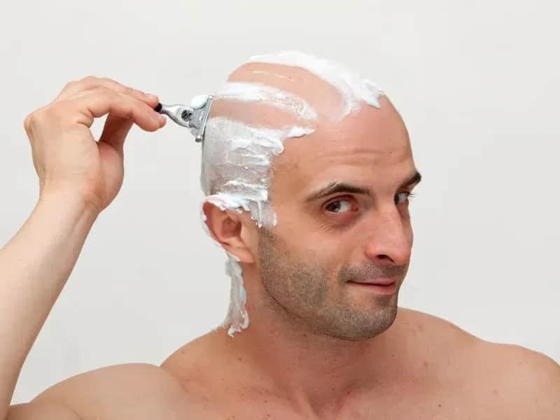 Czy golenie twarzy powoduje większy zarost? Odkryj prawdę o mitach